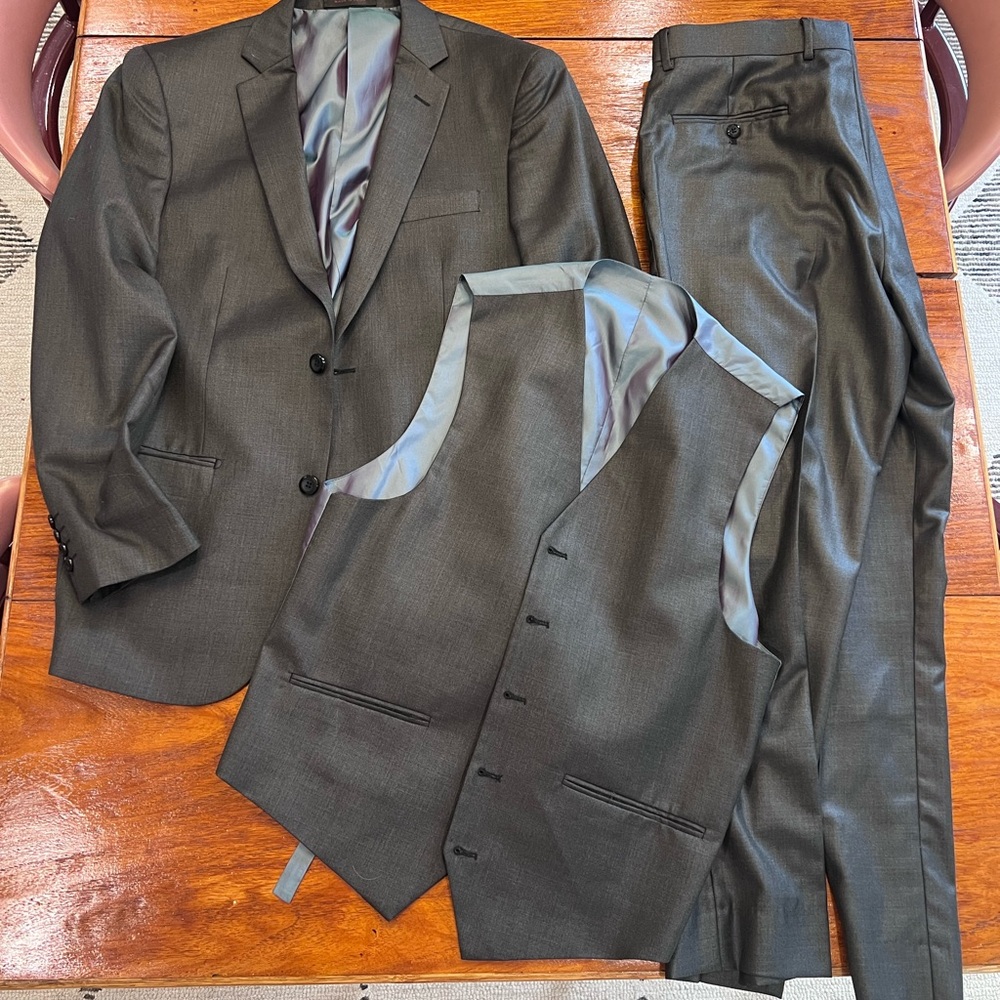 Men's Three-Piece Suit in Charcoal Gray - Classic Vested Ensemble